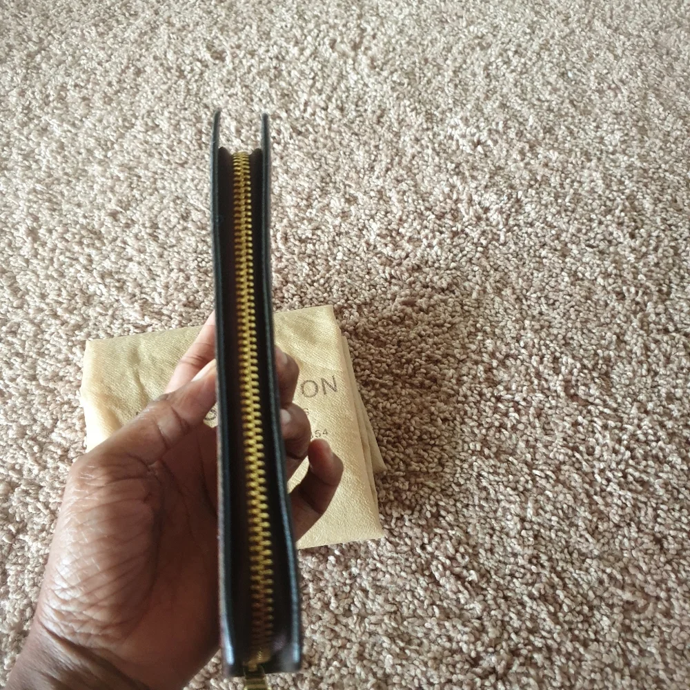 LOUIS VUITTON AUTHENTIC DAMIER WALLET - Picture 2 of 9